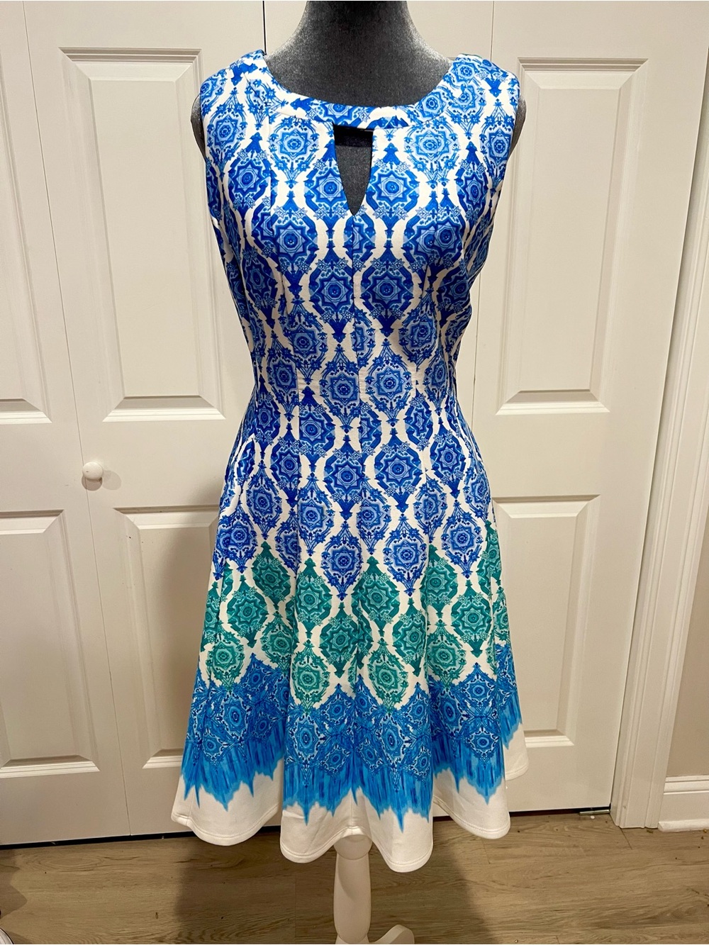 Danny & Nicole Sleeveless Blue/White Abstract Dress Pleated Size 14
